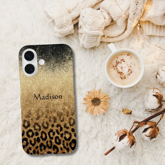 Funda iPhone 16 Estampado de leopardo con brillo dorado y monogram (Black Gold Glitter iPhone case monogrammed with name or initials. Available in all current sizes)