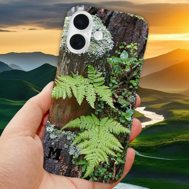 Funda iPhone 16 Estuche de teléfono Forest Fern Green Nature (Phone case featuring a playful green forest scene with ferns and your custom monogram (optional))