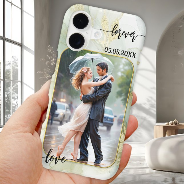 Funda iPhone 16 Estuche de teléfono fotográfico con guión de Boda  (Wedding phone case featuring your photo on a green gold boho chic abstract design with script texts)