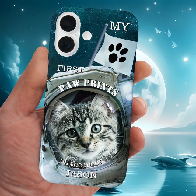 Funda iPhone 16 Estuche de teléfono para gato de Astronauta de Sci (Funny sci-fi fantasy phone case featuring a cute kitten waving her paw prints from the moon.)