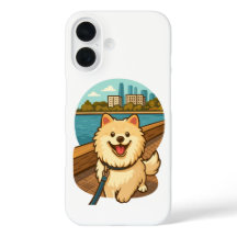Feliz Samoyed paseando por el paseo marítimo de la