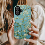 Funda iPhone 16 Flores de almendra | Vincent Van Gogh<br><div class="desc">Flores de almendra (1890) del artista holandés Vincent van Gogh (1853-1890). La pintura de Van Gogh en Almond Blossoms muestra delicadas flores blancas frente a un vibrante cielo turquesa, simbolizando la nueva vida y renovación. Inspiradas por el arte japonés, las elegantes ramas y las líneas fluidas crean una sensación de...</div>