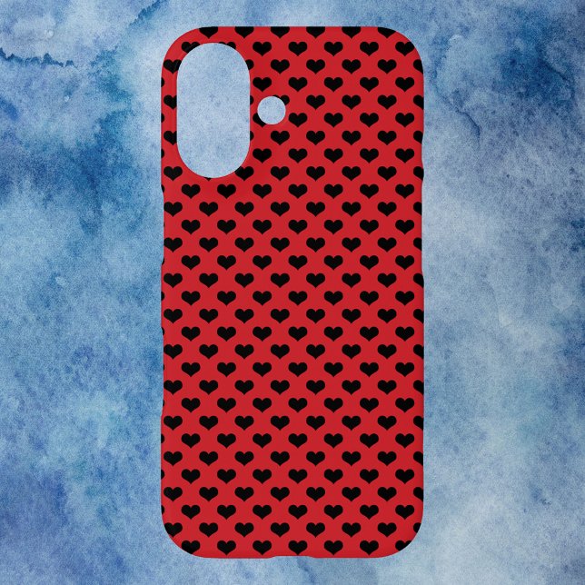Funda iPhone 16 Fondo rojo del patrón del corazón negro (A phone case with a pattern of black hearts on a red background)