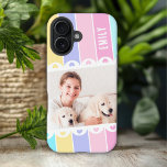 Funda iPhone 16 Foto de corazón de huelgas de niñas modernas nombr<br><div class="desc">Modern Girly Stripe Heart Photo Personalized Name iPhone 16 Fundas presenta un colorido patrón de rayas en rosa, púrpura, verde y amarillo con tu foto favorita acentuada con bonitos corazones de amor y personalizada con tu nombre en elegante tipografía de escritura caligráfica. Personalice editando el texto en los cuadros de...</div>