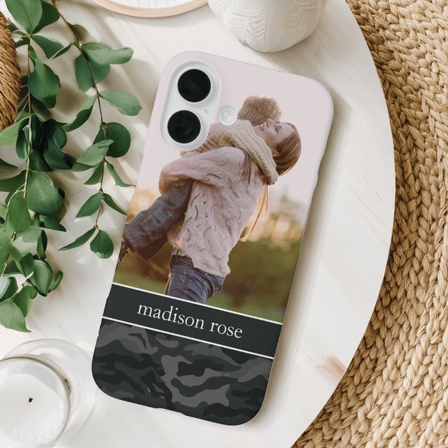 Funda iPhone 16 Foto personalizada de Guay Dark Olive y Black Camo (Subido por el creador)