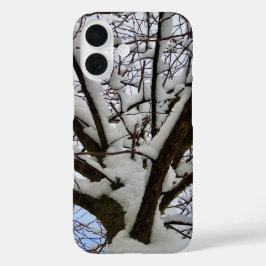 Funda iPhone 16 Fotografía de la Corona de Árbol de Nieve de Invie