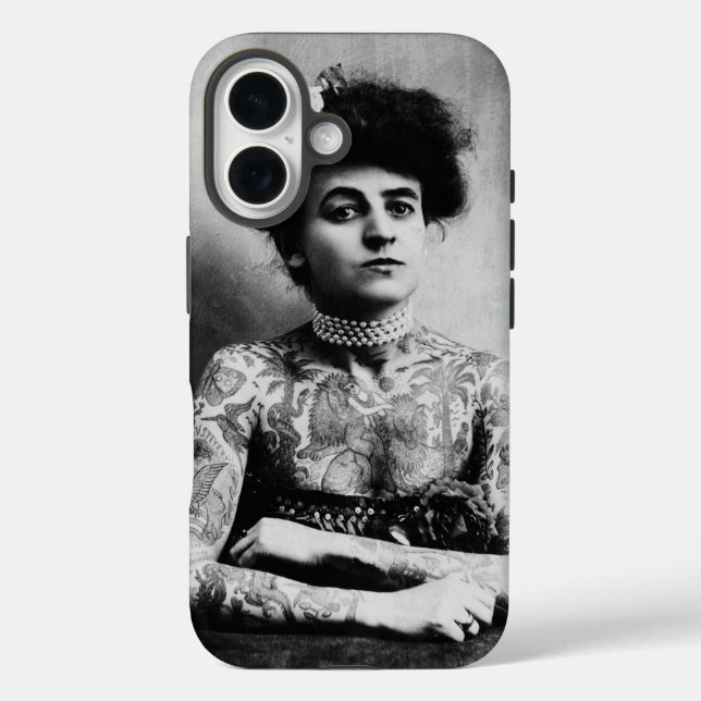 Funda iPhone 16 Fotografía vintage de una mujer tatuada (Reverso )