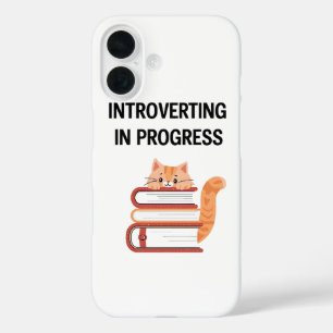 Funda iPhone 16 Gato Adorable en Libros "Introvertido en Progreso"