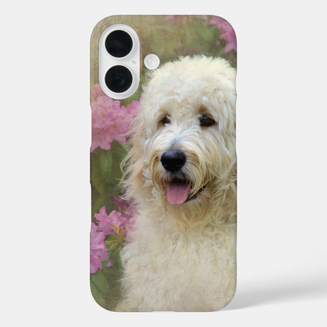 Funda iPhone 16 Goldendoodle en un jardín (Reverso )