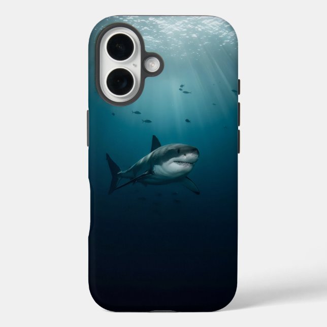 Funda iPhone 16 Gran tiburón blanco nadando en el mar profundo (Reverso )