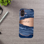 Funda iPhone 16 Guión de nombre dorado del rosa de mármol azul<br><div class="desc">Una ágata dorada azul oscuro y rosa,  impresión de piedra de mármol como fondo Personaliza y añade tu nombre. El nombre está escrito con una escritura de estilo con letras a mano moderna.</div>