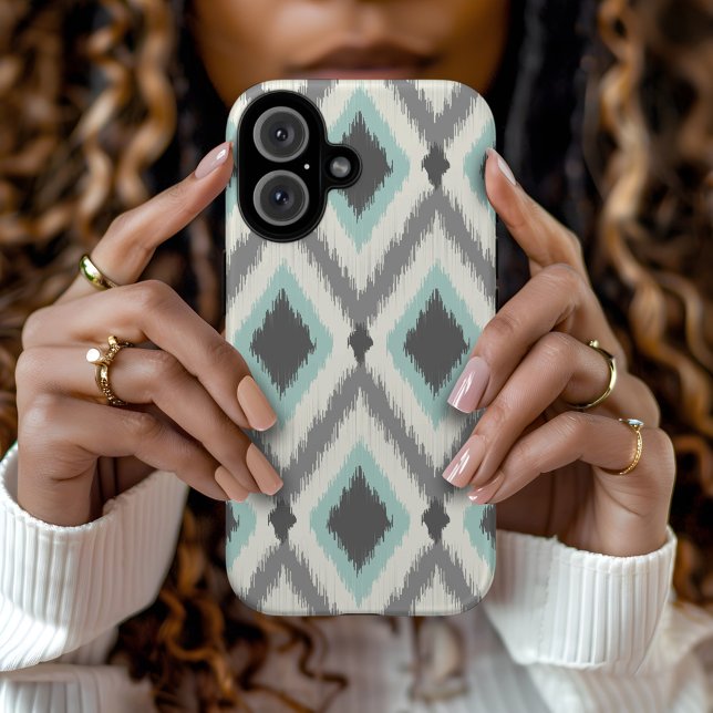 Funda iPhone 16 Ikat Chevron, tribal gris y mita (Subido por el creador)