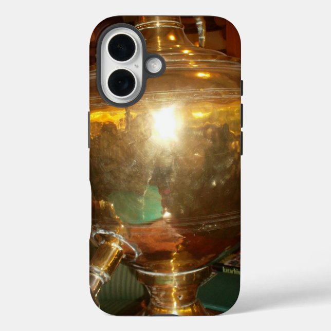 Funda iPhone 16 Impresión del arte de la tetera de oro de época (Reverso )