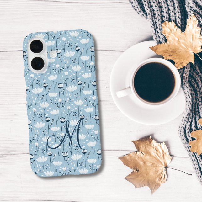Funda iPhone 16 Inicial de monograma boho flores azules y blancas  (Blue white floral boho Monogram Initial iPhone case for her)