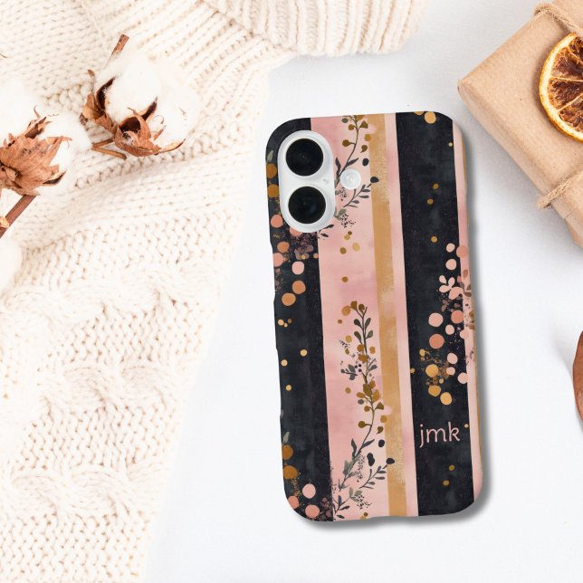 Funda iPhone 16 Iniciales de monograma Bandas de flores negras de  (Pink gold black stripes florals boho monogram initials iPhone 16 case)