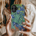 Funda iPhone 16 Irlandeses | Vincent van Gogh<br><div class="desc">Irises (1889) del artista holandés post-impresionista Vincent Van Gogh. El paisaje original es un óleo sobre lienzo que muestra un jardín de flores de iris florecientes. Utilice las herramientas de diseño para agregar texto personalizado o personalizar la imagen.</div>