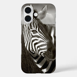 Funda iPhone 16 Kenia. Blanco y negro de cebra y llanura.