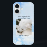Funda iPhone 16 La Biblia de la Paz Verse Una Foto Cielo Azul Suav<br><div class="desc">Este hermoso estuche de teléfono presenta un verso de la biblia junto con una foto del fondo del cielo con una foto de Olive,  una linda mezcla de labradores. Foto y texto son personalizables.</div>