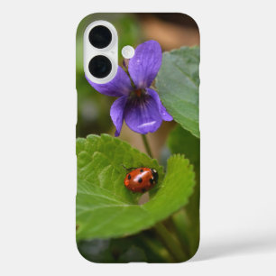 Funda iPhone 16 Ladybug sobre las dulces flores violetas
