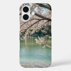 Funda iPhone 16 lago de flores de cerezo