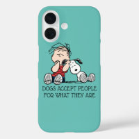 Linus consolado con el oído de Snoopy