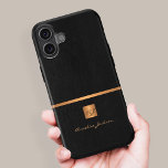 Funda iPhone 16 Lujo elegante oro negro nombre en monograma<br><div class="desc">Elegante y exclusivo estuche de oficina o teléfono monogramado personal con un falso purpurina metálico de cobre con las iniciales del nombre del monograma y una franja brillante sobre un elegante fondo negro de cuero falso. Adecuado para pequeñas empresas, profesionales empresariales o independientes, especialistas en marcas personales o estilistas, artistas...</div>