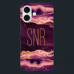 Funda iPhone 16 Magenta Agate Geode Monograma Nombre Gold Purpurin<br><div class="desc">Elegante y elegante estuche de teléfono celular personalizado con agate magenta, geodoro y mármol con un falso purpurina de oro con un monograma, iniciales o nombre mostrado en un estilo de letra moderno editable en oro. OPCIONES: El ejemplo se muestra en un estilo de funda para iPhone 14 de apenas...</div>