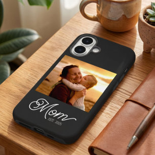 Funda iPhone 16 Mamá Estableció Elegante Escritura Blanca Foto Neg