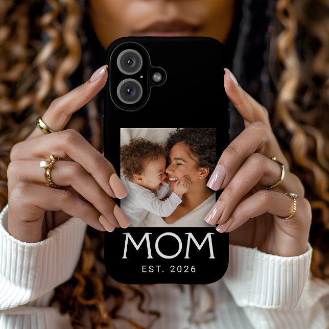 Funda iPhone 16 Mamá Estableció Tipografía Foto Negra (Subido por el creador)