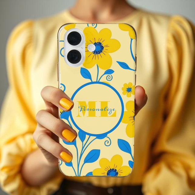 Funda iPhone 16 Mantequilla monograma amarillo y azul floral (Monogram Butter Yellow and Blue Floral Case-Mate iPhone Case )