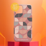 Funda iPhone 16 MCM Mod Circles Patrón rosa dorado rubor rosa<br><div class="desc">Un patrón moderno de mediados de siglo con círculos de veinticinco en un patrón fúnebre y retro. El diseño minimalista combina el oro rosa, el rosa y el gris. Puede agregar su nombre en la parte inferior en una fuente simple y sans serif. Para los usuarios avanzados, puede cambiar cualquier...</div>