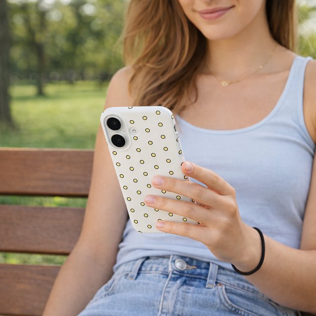 Funda iPhone 16 Modern Yellow Circle Dot Black Outline Pattern (A phone case with a yellow circle with black outline pattern.)