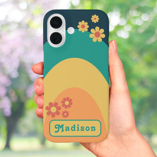 Funda iPhone 16 Moderno Estiloso Retro Groovy Personalizado de los (Retro 70s vintage arch groovy daisy and typography add name blue teal yellow orange iPhone 16 case)