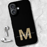Funda iPhone 16 Monograma de Black Gold Modern Feminine Script Nam<br><div class="desc">Estuche de teléfono de monograma inicial de oro y guión negro personalizado. Añade un toque de lujo y elegancia a tu teléfono con este estuche de teléfono personalizado. Con un elegante fondo negro, una audaz inicial dorada (nota: el oro es un color plano sin brillo), y un florido nombre de...</div>