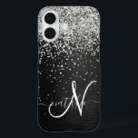 Funda iPhone 16 Monograma de espuma negra Purpurina plateado perso<br><div class="desc">Personaliza fácilmente este elegante diseño de estuches de teléfono de moda con purpurina brillante de plata de bonito sobre fondo metálico cepillado negro.</div>