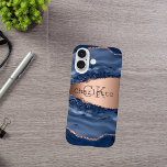 Funda iPhone 16 Monograma de nombre dorado del rosa de mármol azul<br><div class="desc">Una ágata de oro azul oscuro y rosa,  impresión de piedra de mármol como fondo Personaliza y agrega tu nombre y iniciales de monograma.</div>