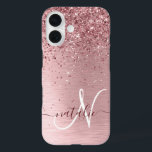 Funda iPhone 16 Monograma de Purpurina Metalizado cepillado de col<br><div class="desc">Personaliza fácilmente este diseño de estuche de teléfono de moda de moda con un purpurina brillante color rosa rosa bonito sobre un fondo metálico rosa roto.</div>