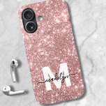 Funda iPhone 16 Monograma del nombre del Purpurina de oro rosa de<br><div class="desc">Estuche de teléfono monograma inicial Rosa Gold Rubor Pink Faux Purpurina Sparkle. Añade un toque de elegancia y glamour a tu teléfono con este elegante estuche de teléfono personalizado. Con un suave fondo de brillo purpurina de imitación rosa brillante, una letra inicial blanca y nítida, y un elegante nombre de...</div>