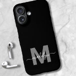 Funda iPhone 16 Monograma del nombre moderno blanco y negro minima<br><div class="desc">Estuche Personalizado Minimalista De Telefonía En Blanco Y Negro. Añade un toque de lujo y elegancia a tu teléfono con este estuche de teléfono personalizado. Con un elegante fondo negro, una inicial en negrita gris y un florido nombre de guión blanco, este diseño combina sofisticación con estilo moderno. Perfecto para...</div>