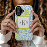 Funda iPhone 16 Monograma del Personalizado de Damasco floral azul<br><div class="desc">Patrón retro de damasco floral de moda elegante y elegante,  personalizado con un monograma personalizado preppy de 3 letras en cuadrado de contraste. Haga clic en el botón Personalizar para cambiar los tipos de letra y los colores de los monogramas y crear uno único de un diseño de tipo.</div>