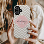 Funda iPhone 16 Monograma del Personalizado Linen Beige y Chevron<br><div class="desc">Diseño lindo y ondulado con un moderno patrón preppy de zigzag chevron, personalizado con el nombre de su personalizado en monograma y inicial en un marco de quatrefoil de moda. Pulse en Personalizar (It) para cambiar los tipos de letra y los colores del texto en monograma para crear uno propio...</div>