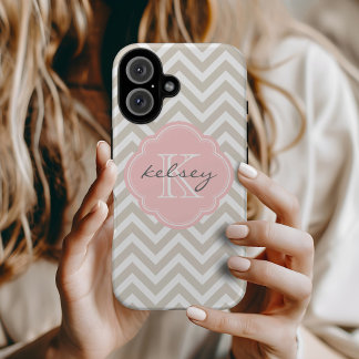 Funda iPhone 16 Monograma del Personalizado Linen Beige y Chevron 