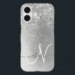 Funda iPhone 16 Monograma del Purpurina Metalizado cepillado de pl<br><div class="desc">Personaliza fácilmente este diseño de estuche de teléfono de moda de moda con purpurina brillante de bonito plateado sobre un fondo metálico cepillado de plata.</div>