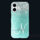 Funda iPhone 16 Monograma del Purpurina plateado Metalizado cepill<br><div class="desc">Personaliza fácilmente este diseño de estuche de teléfono de moda de moda con purpurina brillante de bonito plateado sobre un fondo metálico verde azulado cepillado.</div>