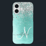 Funda iPhone 16 Monograma del Purpurina plateado Metalizado cepill<br><div class="desc">Personaliza fácilmente este diseño de estuche de teléfono de moda de moda con purpurina brillante de bonito plateado sobre un fondo metálico verde azulado cepillado.</div>