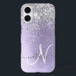 Funda iPhone 16 Monograma del Purpurina plateado Metalizado cepill<br><div class="desc">Personaliza fácilmente este diseño de estuche de teléfono de moda de moda con purpurina brillante de bonito plateado sobre un fondo metálico morado.</div>