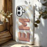 Funda iPhone 16 Monograma estético de tablero de ajedrez retro<br><div class="desc">Mejore su iPhone 16 Pro Max con este funda audaz y personalizado con un diseño de tablero de ajedrez de moda. Con la opción de añadir dos iniciales (tu nombre y apellido), está diseñada para darle a tu equipo un toque personal mientras haces una declaración de estilo fuerte. El diseño...</div>