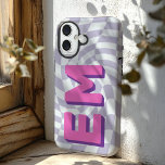 Funda iPhone 16 Monograma estético de tablero de ajedrez retro<br><div class="desc">Mejore su iPhone 16 Pro Max con este funda audaz y personalizado con un diseño de tablero de ajedrez de moda. Con la opción de añadir dos iniciales (tu nombre y apellido), está diseñada para darle a tu equipo un toque personal mientras haces una declaración de estilo fuerte. El diseño...</div>