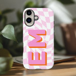 Funda iPhone 16 Monograma estético de tablero de ajedrez retro<br><div class="desc">Mejore su iPhone 16 Pro Max con este funda audaz y personalizado con un diseño de tablero de ajedrez de moda. Con la opción de añadir dos iniciales (tu nombre y apellido), está diseñada para darle a tu equipo un toque personal mientras haces una declaración de estilo fuerte. El diseño...</div>