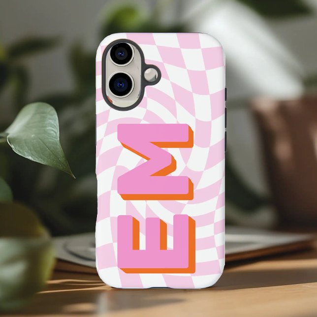 Funda iPhone 16 Monograma estético de tablero de ajedrez retro (Pink Aesthetic retro initials checkerboard pattern iphone 16 plus  case)